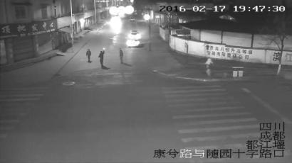 民警鸣枪示警。