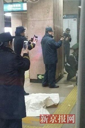 1

　　地铁1号线万寿路站坠轨男子被抬上站台。叶先生供图