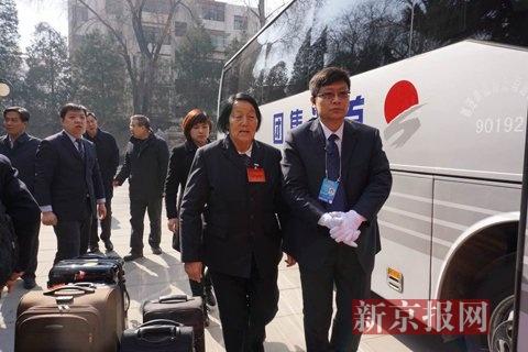 山西团代表申纪兰随团抵京。