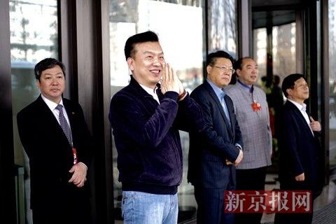 上午12时许，河南省代表团抵达驻地河南大厦。