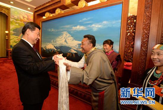 2013年3月9日，中共中央总书记、中共中央军委主席习近平参加十二届全国人大一次会议西藏代表团的审议。这是一位代表向习近平献上哈达。 新华社记者 马占成 摄