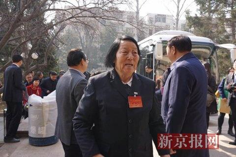 山西团代表申纪兰随团抵京。