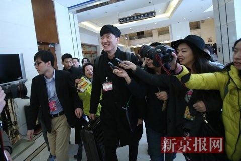 2016年3月2日下午，刘翔到北京会议中心会议驻地报道，记者追问刘翔今年的提案。本组图片摄影：新京报记者 王贵彬