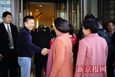 上午12时许，河南省代表团抵达驻地河南大厦。