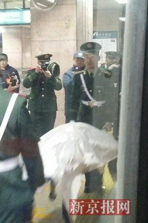 地铁1号线万寿路站坠轨男子被抬上站台。叶先生供图