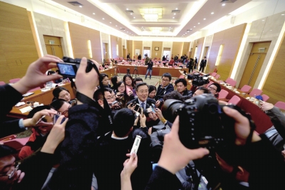 李士祥在发布会结束后被记者围住采访。京华时报记者张斌摄