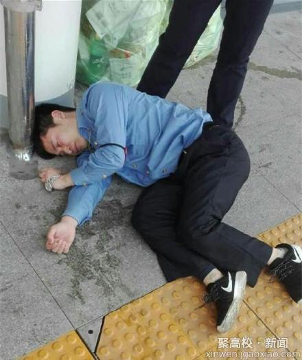 一工作人员被打晕在地