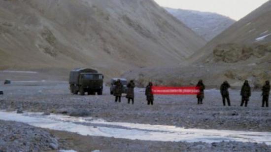 资料图：2013年3月，中印军队边界对峙，中国军队打出英文横幅提示印军后撤。