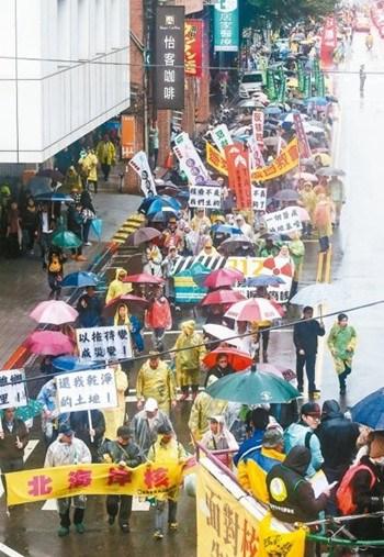 许多北海岸核电厂附近居民前来参加，表达心中反核的理念。 （图片来源：台湾《联合报》）