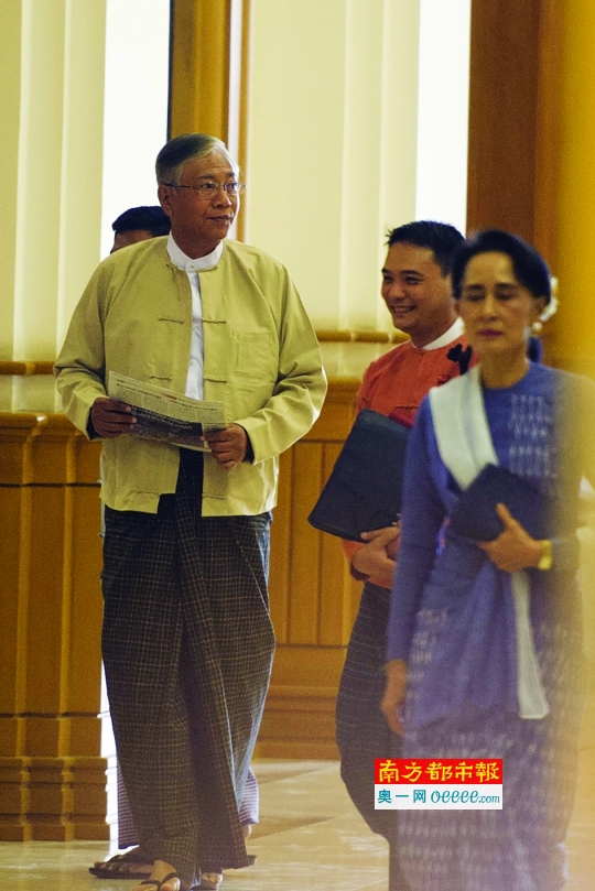 3月11日，吴廷觉(左)和民盟主席昂山素季(右)抵达人民院出席会议。