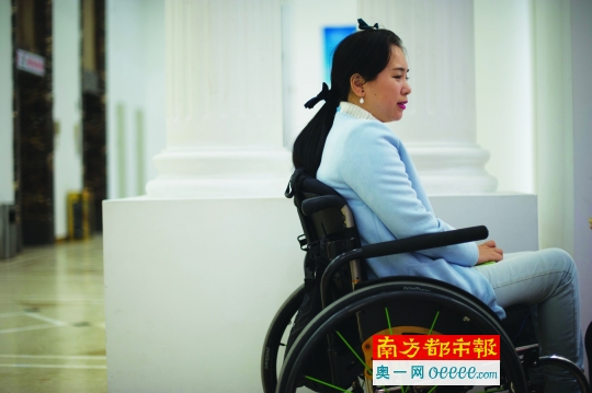 吴霞奔波联系入住酒店,一直无结果。南都记者 梁炜培 摄