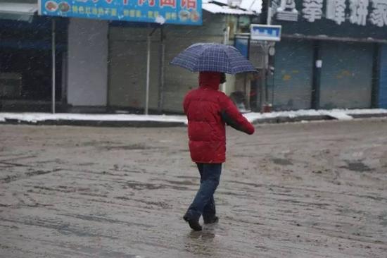 风雪中的白玉山街道