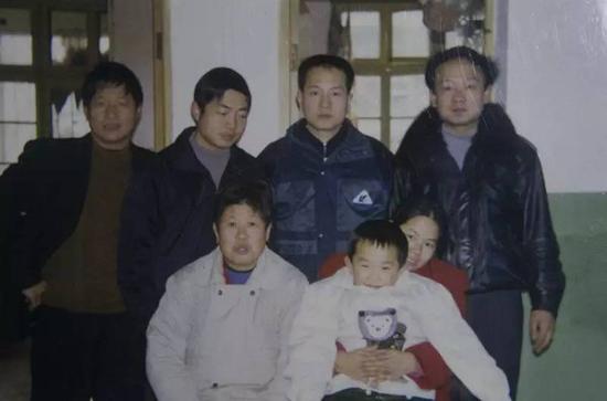 武钢鼎盛时,生活稳定的一家经常团聚