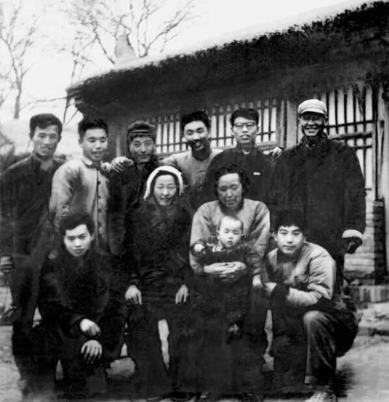1964年秋,在京北平西府与当地农民朋友合影,前排右一为温家宝。