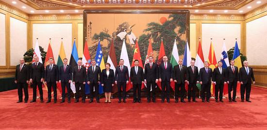 2015年11月26日，国家主席习近平在北京人民大会堂集体会见来华出席第四次中国-中东欧国家领导人会晤的中东欧16国领导人。新华社记者庞兴雷摄