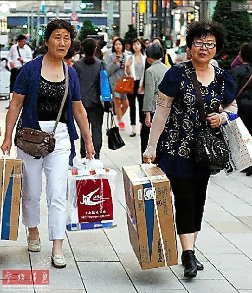 资料图片：在东京银座购物的中国游客（日本《朝日新闻》网站）
