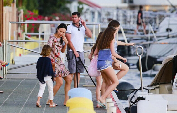 3月28日，邓文迪被拍到带着女儿乘坐俄罗斯亿万富豪罗曼•阿布拉莫维奇的私人游艇前往圣巴斯岛度假。（图片来源：美国媒体）
