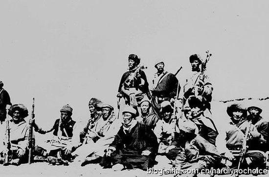 △1959年,乔装成农民的达赖喇嘛在中情局训练的特务人员的陪同下逃往印度。