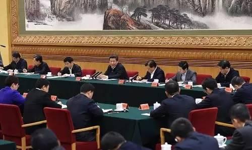 资料图：习近平同中央党校第一期县委书记研修班学员进行座谈。