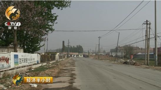 夏津县棉花行业协会会长邱立昌告诉记者，市场门前这条路以前有棉花加工企业几十家，现在只剩下三四家还在经营。
