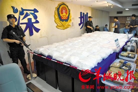 公安机关现场展示缴获的400.5公斤可卡因 羊城晚报记者 王磊 摄