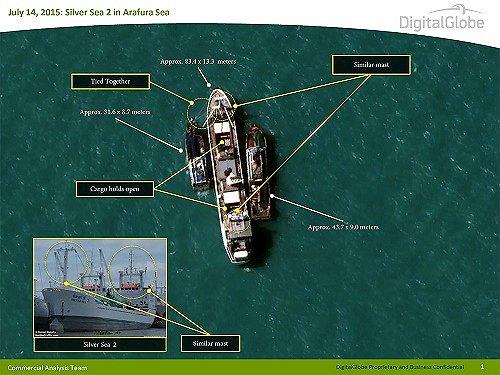 2015年7月14日，在巴布亚新几内亚海岸，两座拖网渔船将渔工捕获的海鲜装载进冷藏集装船——银色海洋2号（位于中间）内。数字地球所摄卫星图片。