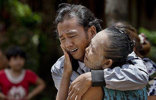 2015年5月16日，缅甸渔工Myint Naing在22年后得以与母亲Khin Than在家中再次相聚，两人相拥而泣。