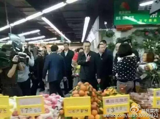 益民菜市东苑店的蒲江大樱桃,攀枝花枇杷昨天真的卖得如此便宜吗?由于网传图片较糊模,似乎蒲江大樱桃,攀枝花枇杷真是卖的3元、3.5元的超低价,但是只要同场景的清晰图片一比对,就可以看到蒲江大樱桃标价是30元/斤,攀枝花枇杷标价是35元/斤,就像下图所显示的这样。