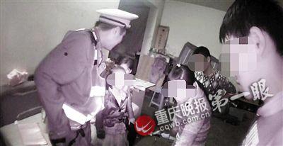 民警在安抚西西