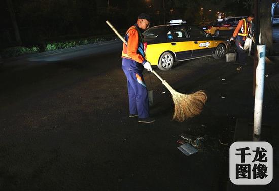 在环卫工人的清扫下路面变得整洁起来