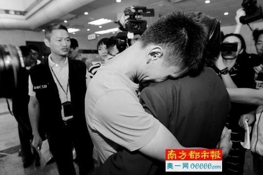 2015年11月11日 ，深圳CID大楼，深圳CID三大队副大队长温妙洋（左）又成功帮助一个家庭团聚。