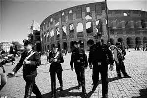 5月2日，在意大利罗马斗兽场外，中方警员舒健（右一）、撒一鸣（右二）与意方警员共同巡逻 新华社发