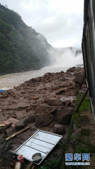 5月8日在福建省泰宁县拍摄的因强降雨造成的山体滑坡事故现场。