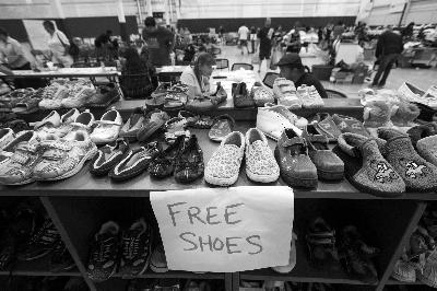 加拿大亚伯达避难中心里有很多捐献给灾民的鞋子