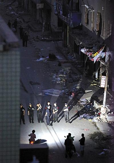 5月10日,郑州惠济区薛岗中街,警方在拆迁户杀人事发地附近值守。当天下午,一名男子持刀捅死3人,捅伤1人,后被警方击毙。 图/CFP