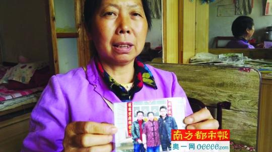 来自湖北宜昌的妈妈付良菊求助媒体,寻找失联6年的儿子谭思坤(照片中居右站立者),宜昌警方呼吁民众提供线索。宜昌警方调查发现,谭思坤多次在深圳福田的网吧、酒店出现,最近一次开房记录是在2016年春节期间。宜昌警方供图