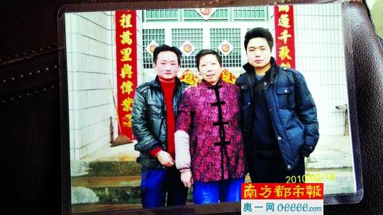 失联小儿子谭思坤(右)与家人2010年的最后一张合影。