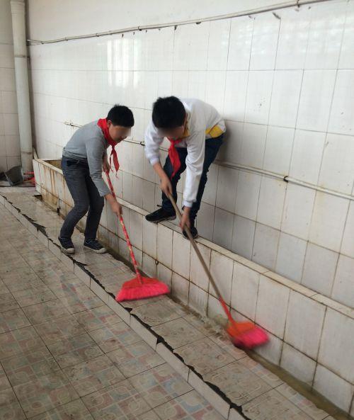 小学让学生扫厕所