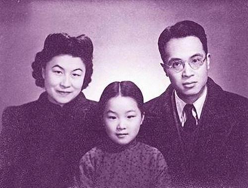 资料图：杨绛全家福，分别为杨绛(从左至右)，其女钱瑗，钱钟书。