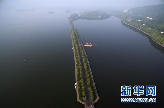 航拍杭州西湖景区的白堤(5月11日摄)。杭州自古多桥。断桥、长桥、钱塘江大桥、复兴大桥……古朴文雅辉映现代气派,透出这座城市融汇古今、灵动开放 的底蕴。举世瞩目的二十国集团(G20)领导人第十一次峰会将在这里举行。有趣的是,这次峰会的会标,也是一座桥——一座由20个成员搭起的“桥”。这会 是一座怎样的桥?它能否缓解当前全球经贸河道上的种种淤塞?它能否跨越发达国家和发展中国家之间的沟沟壑壑? 全球在期待,中国在行动。新华社记者黄宗治摄