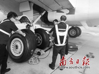 工作人员为遭受雷击的飞机更换轮胎。南航汕头公司供图