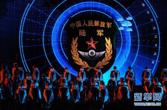 2016年1月28日，中央军委慰问驻京部队老干部迎新春文艺演出上，男声大合唱《把青春压进枪膛》。新华网 图
