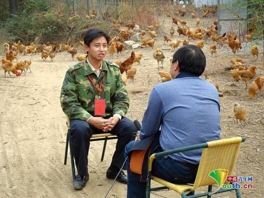成立济源市森源养鸡专业合作社时的李涛接受当地媒体采访。

本人供图