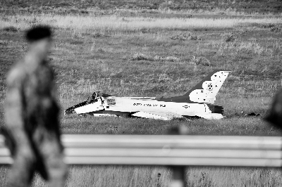 雷鸟飞行表演队的一架战机在空军学院毕业典礼进行表演后坠毁 图/东方IC