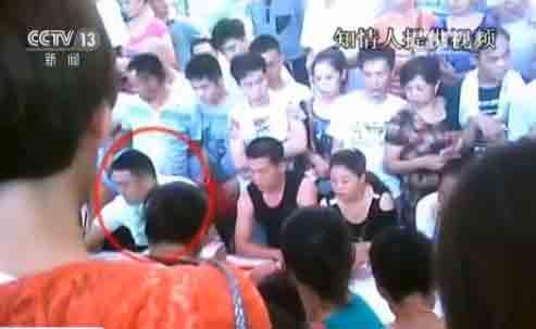 上图中这个穿白色T恤衫、摇色子的男子就是所谓“皇帝公司”的成员,摇色子的人在现场也被称为“荷官”,通常由手气最好的人担任,因为他直接关系到输赢的概率。除了“荷官”之外,其他人也有着各自的分工。