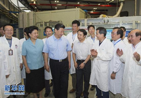 图为：2013年7月17日，中共中央总书记、国家主席、中央军委主席习近平到中国科学院考察工作。这是习近平在实验室了解科研人员利用同步辐射装置开展科研的情况。