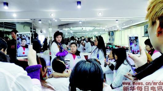 在广州越秀区职业技能培训学校,美容美发班的学员在观摩学习。这里的职业技能培训对户籍人口和外来人口同样免费开放。本报记者丁永勋摄