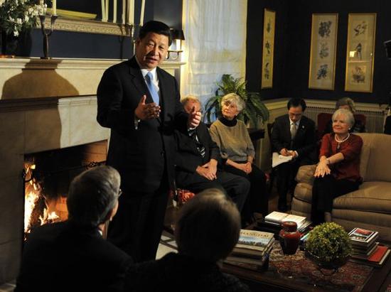 2012年2月15日，习近平在美国马斯卡廷与老朋友茶聚，在前艾奥瓦州友好省州委员会委员兰蒂夫人的家中回忆1985年访问该地时的情景。新华社记者刘建生摄