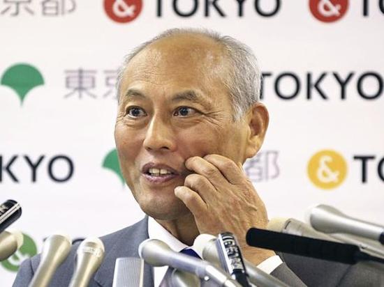 东京都知事舛添要一在新闻会上回应记者提问。(图片来源:新华/美联)