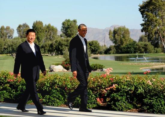 2013年6月7日，国家主席习近平与美国总统奥巴马在美国加利福尼亚州安纳伯格庄园举行中美元首会晤前共同走向媒体区合影。新华社记者饶爱民摄